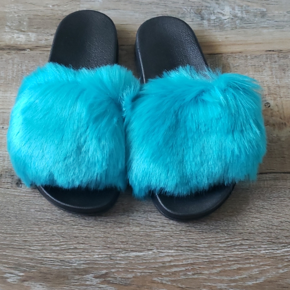 Last ones ‼Faux fur slides